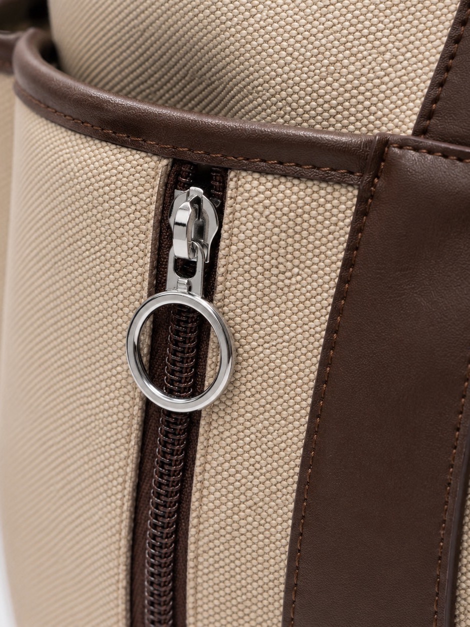 The front zip pocket with its round O-ring pull